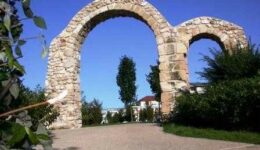 Les deux arches de l'entrée de l'hôtel des moines de l'abbaye de Saint-Martin-des-champs