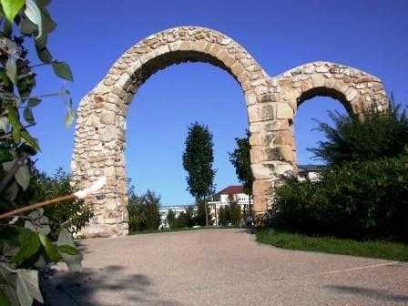 Les deux arches de l'entrée de l'hôtel des moines de l'abbaye de Saint-Martin-des-champs